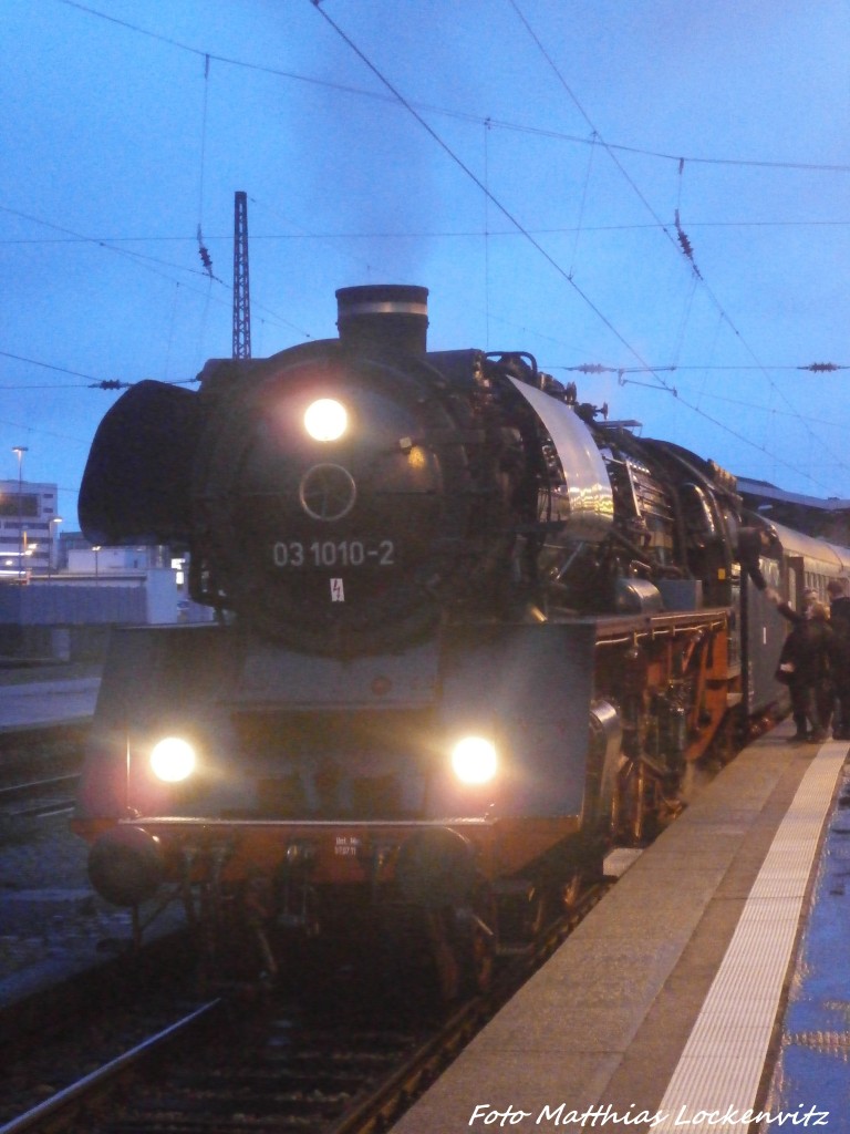 03 1010 mit dem DPE Sonderzug mit ziel Oberhof (Th�r) im Hallenser Hbf am 10.1.15