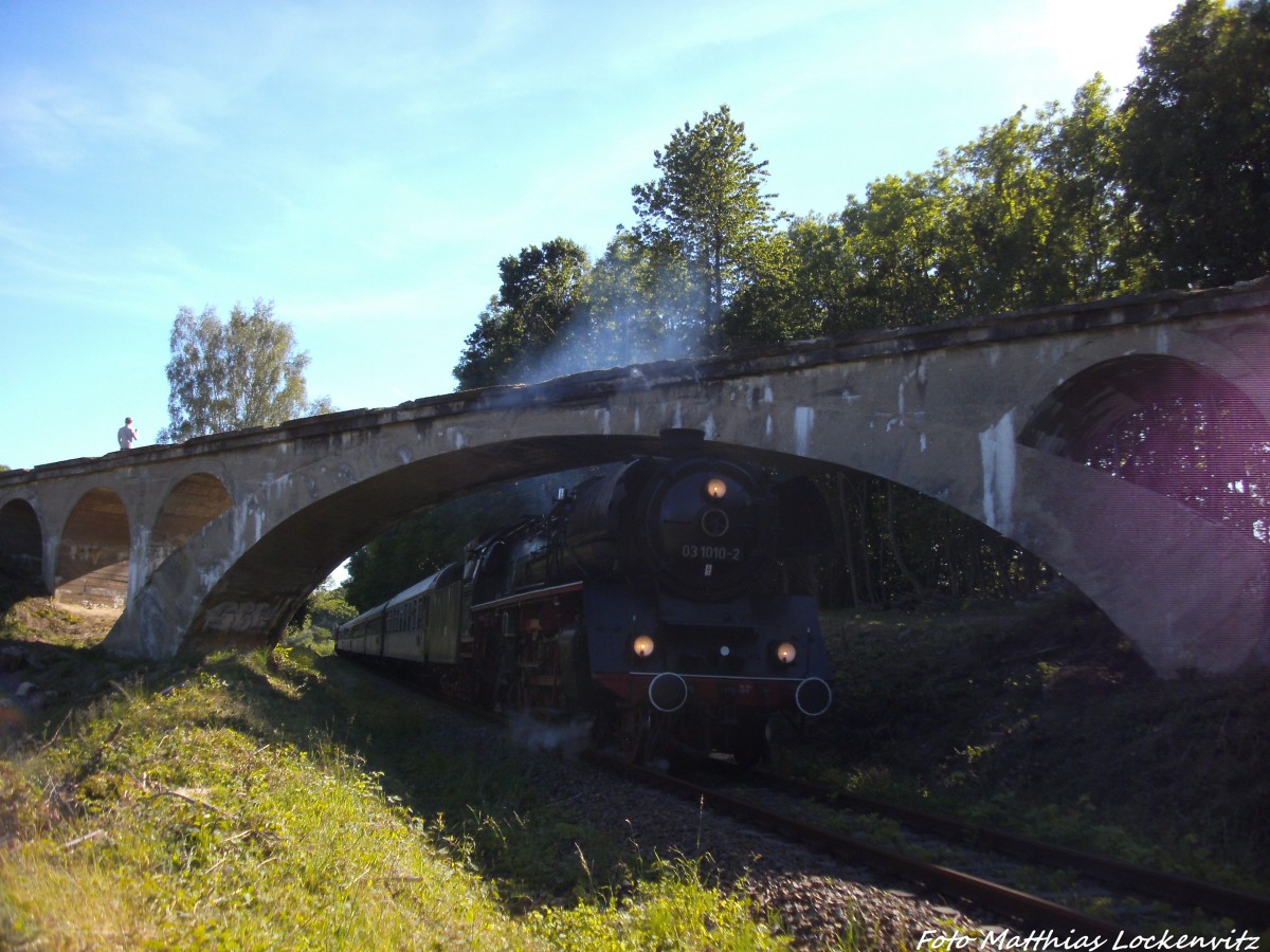 03 1010 mit dem Sonderzug verl�sst Putbus in Richtung Bergen auf R�gen am 15.6.14