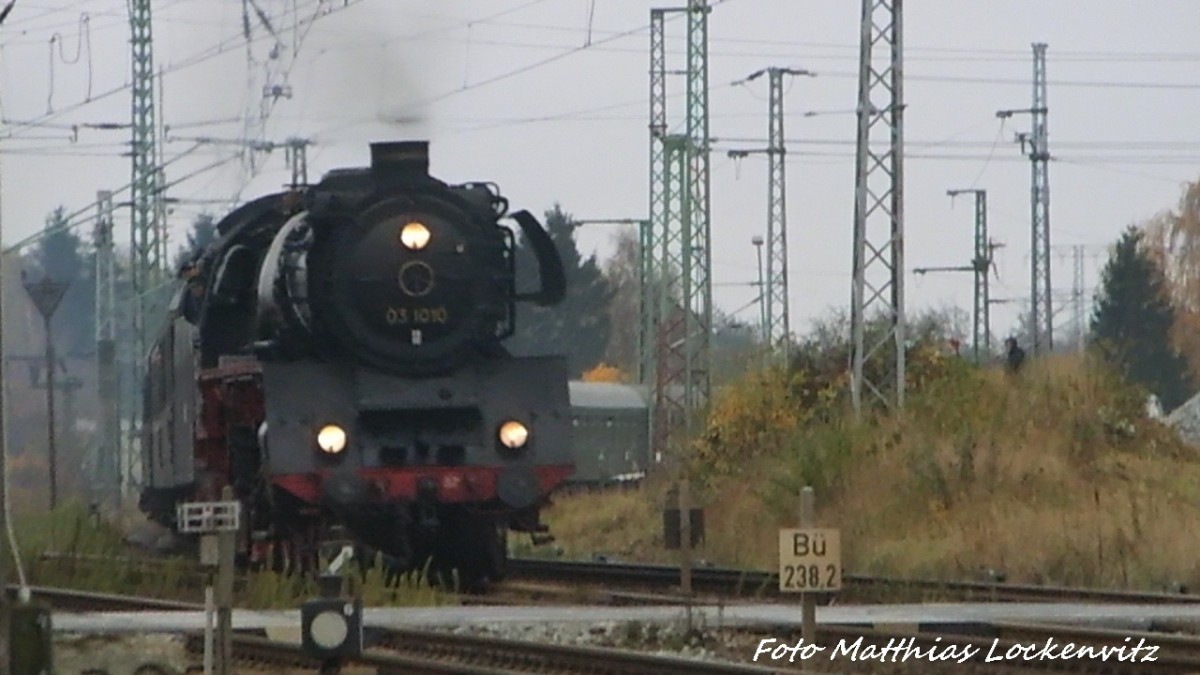 03 1010 unterwegs nach R�gen, hier am Srg in Stralsund am 7.11.15