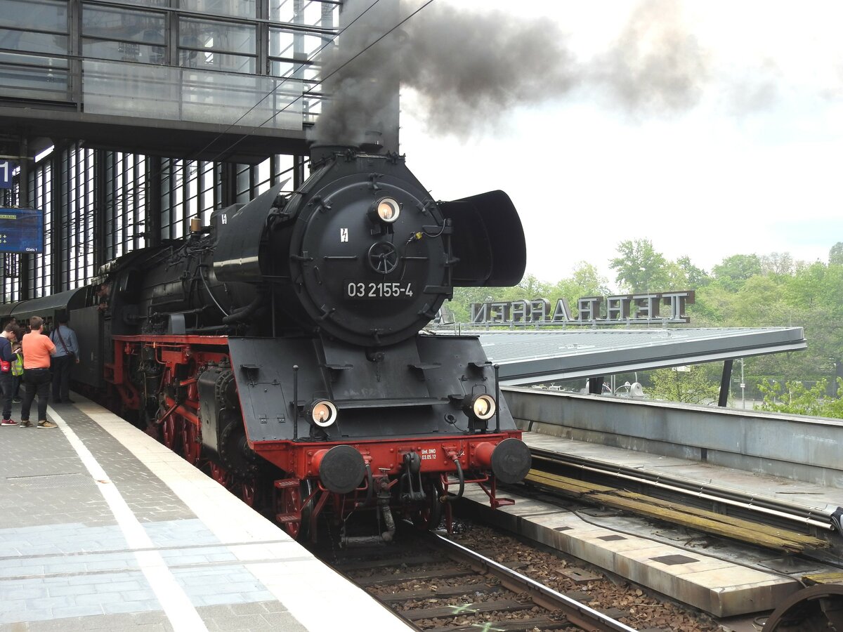 03 2155-4 im Bahnhof Zoologischer Garten in Berlin am 14.05.2017.