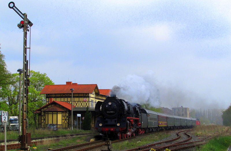 03 2155-4 bei der Durchfahrt in Immelborn am 19.April.2014.
Am Zugschlu hngt Lok 20 (228 501) der WFL.