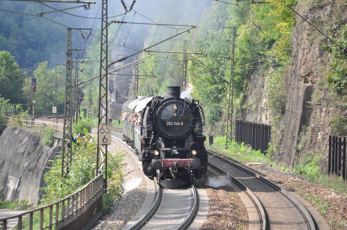 052 740-8 auf der Geislinger Steige mit einem Sonderzug am 11.09.2010.
