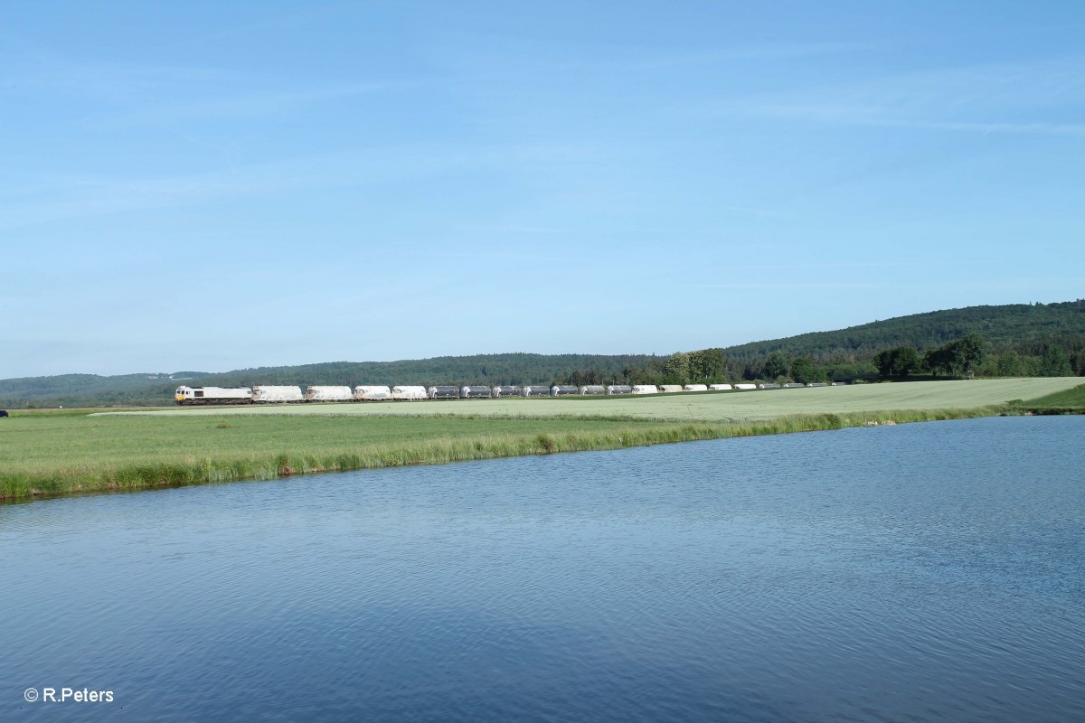 077 012-1 zieht bei Oberteich den MEG Zementzug Rüdersdorf - Regensburg. 17.06.15