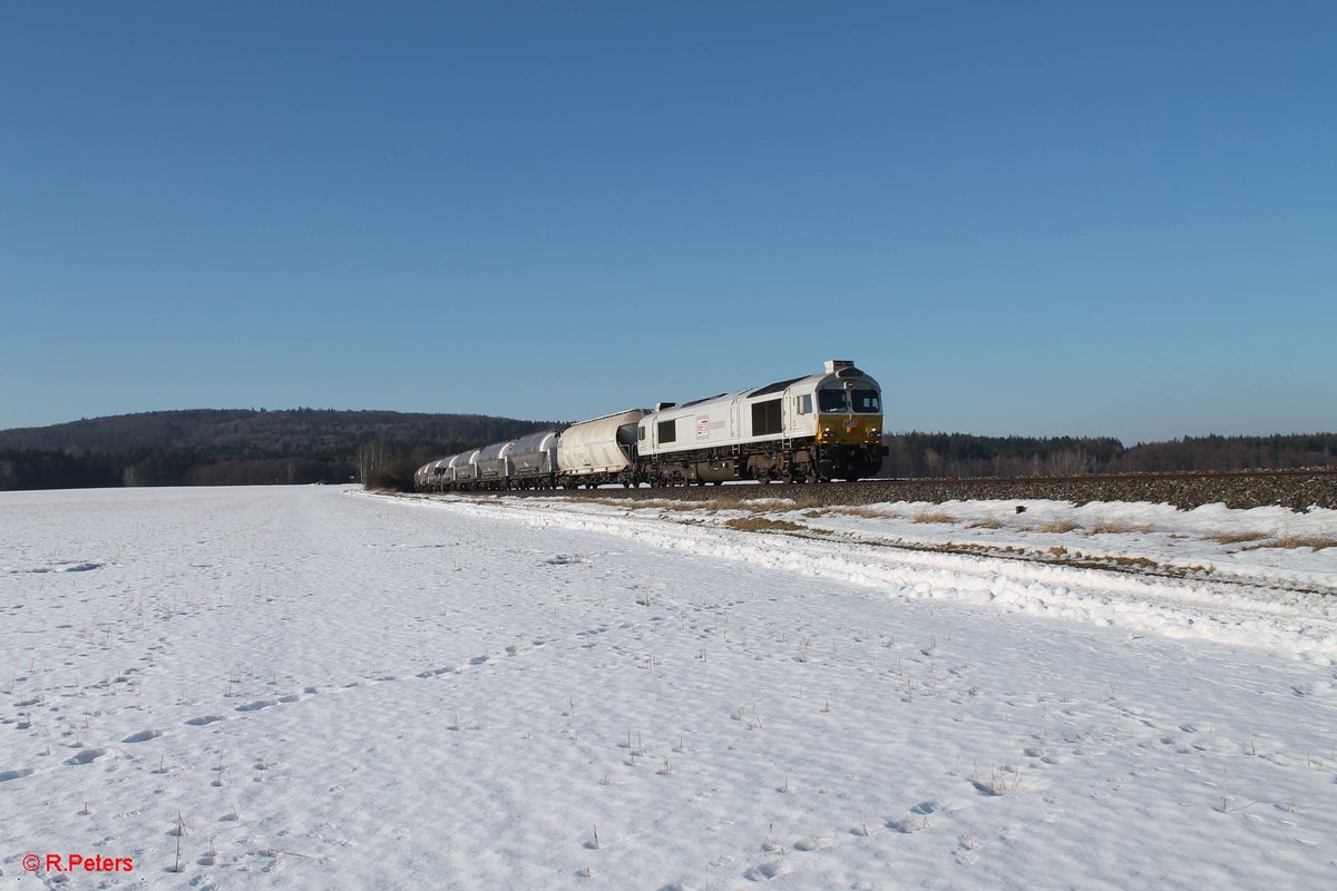 077 012 zieht den Zementzug Rüdersdorf bei Berlin - Regensburg Hafen bei Oberteich. 13.02.17