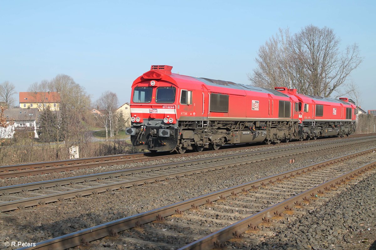 077 023 und 266 442 rollen Lz bei Schönfeld in Richtung Regensburg. 09.02.20