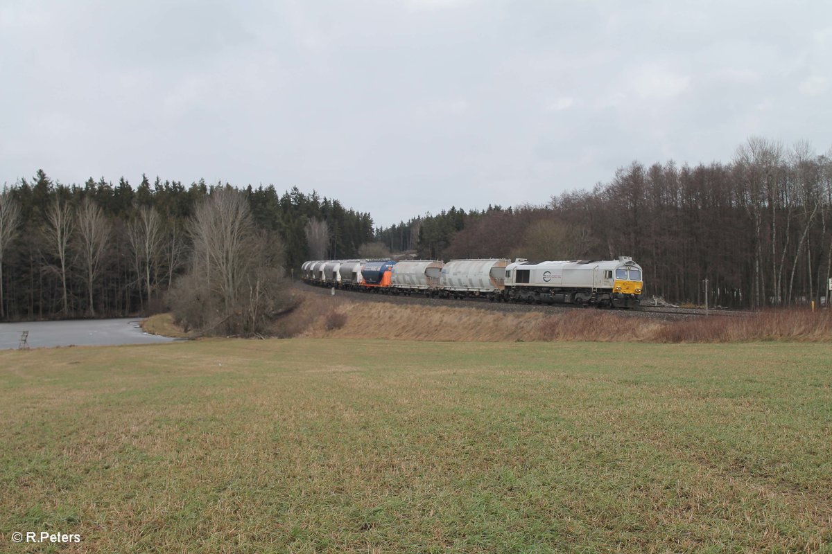 077 023-5 zieht bei Oberteich den Zementzug Rüdersdorf - Regensburg 23.02.17