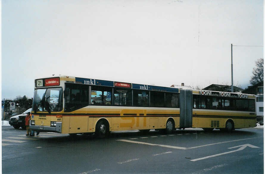 (081'935) - STI Thun - Nr. 65/BE 435'065 - Mercedes am 24. Dezember 2005 beim Bahnhof Interlaken West