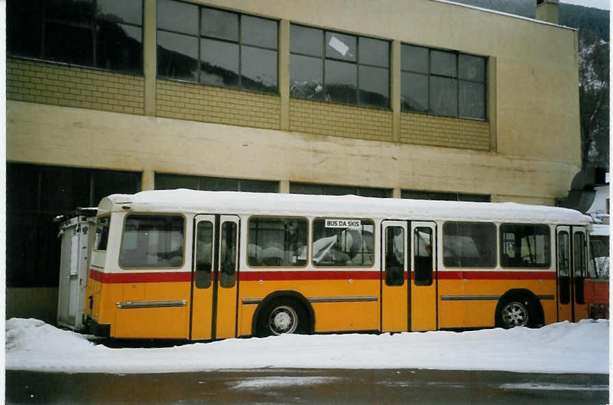 (082'401) - Oswald, M�stair - Saurer/T�scher (ex Steffen, Remetschwil Nr. 10) am 1. Januar 2005 in M�stair, Garage