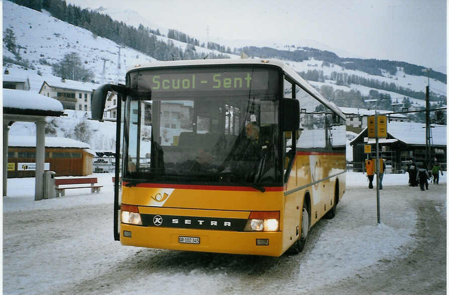 (082'416) - PostAuto Graubnden - GR 102'345 - Setra (ex P 26'026) am 1. Januar 2006 beim Bahnhof Scuol-Tarasp