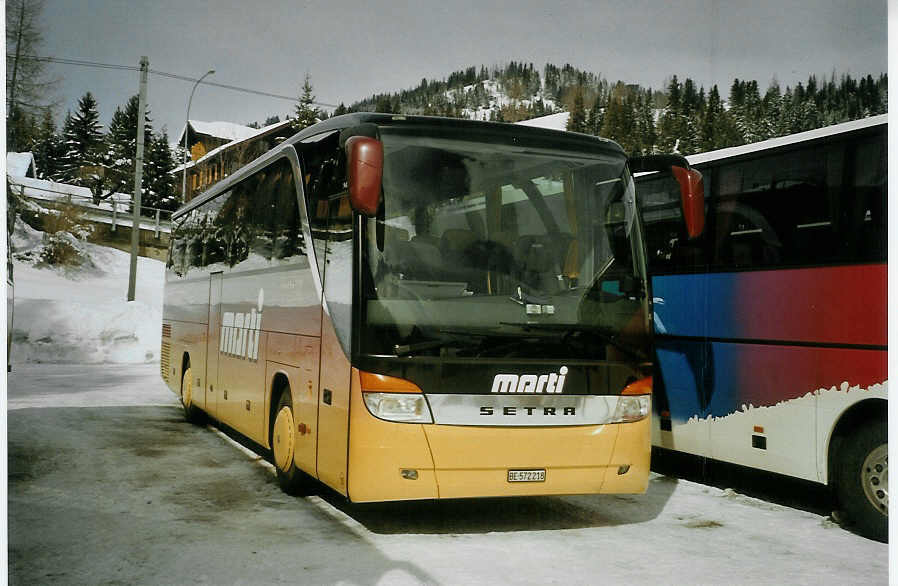 (083'203) - Marti, Kallnach - Nr. 18/BE 572'218 - Setra am 19. Februar 2006 beim Bahnhof Saanenm�ser