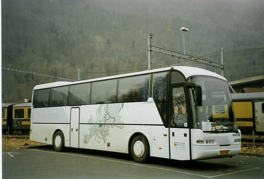 (083'323) - Aus der Tschechoslowakei: Autobusov�, Doprova - TUA-61-01 - Neoplan am 25. Februar 2006 beim Bahnhof Interlaken Ost