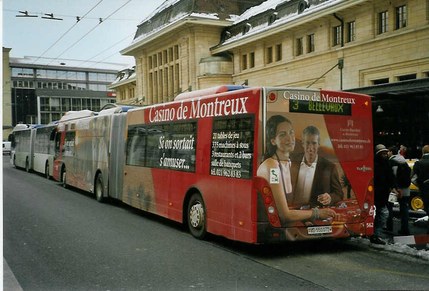 (083'830) - TL Lausanne - Nr. 562/VD 550'072 - Van Hool am 6. M�rz 2006 beim Bahnhof Lausanne