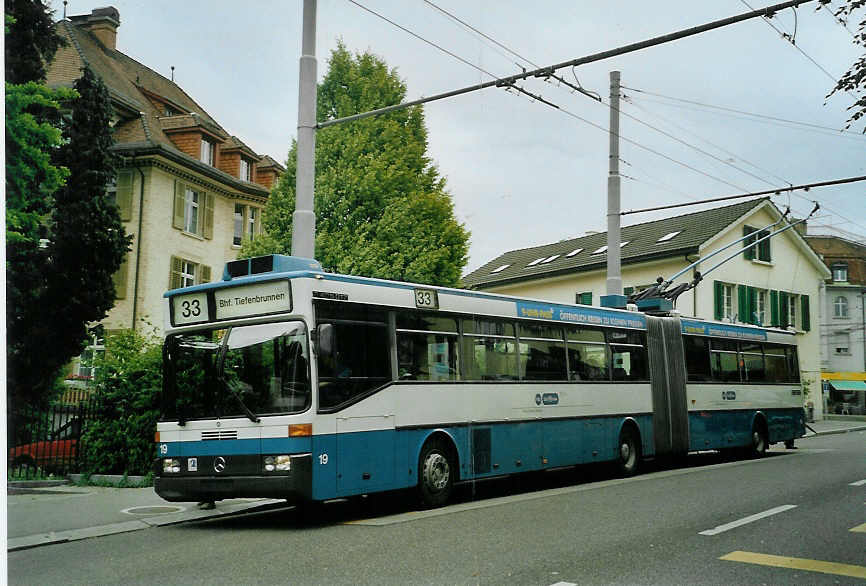 (085'620) - VBZ Z�rich - Nr. 19 - Mercedes Gelenktrolleybus am 25. Mai 2006 in Z�rich, Klusplatz