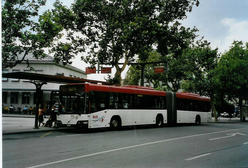 (087'913) - Lathion, Sion - Nr. 62/VS 84'344 - Volvo am 26. Juli 2006 beim Bahnhof Sion