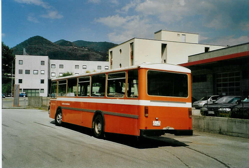 (088'530) - AMSA Chiasso - Nr. 11/TI 121'661 - Saurer/Hess am 2. August 2006 in Balerna, Garage