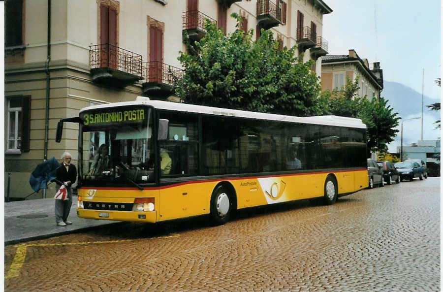 (088'730) - AutoPostale Ticino - TI 215'322 - Setra (ex P 25'606) am 3. August 2006 beim Bahnhof Bellinzona