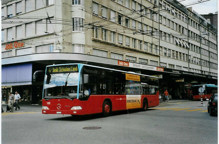 (089'109) - VB Biel - Nr. 122/BE 560'122 - Mercedes am 19. August 2006 beim Bahnhof Biel