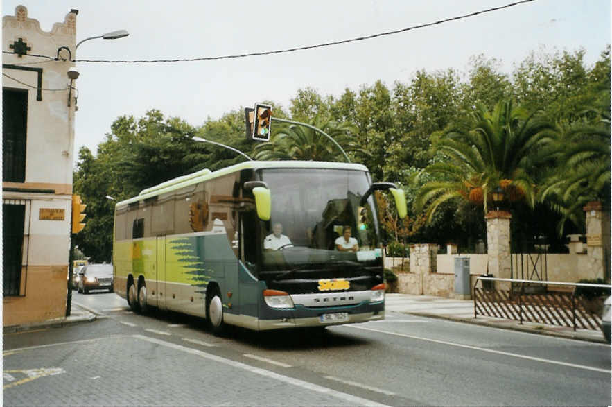 (090'103) - Aus England: Skills - SIL 7025 - Setra am 9. Oktober 2006 in Calella, Bushaltestelle