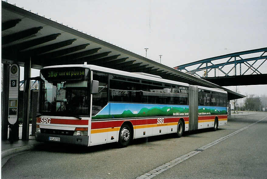 (091'110) - SBG Freiburg - FR-JS 705 - Setra am 23. Dezember 2006 beim Bahnhof Freiburg