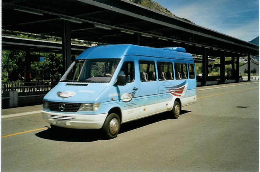 (095'713) - LLB Susten - Nr. 9/VS 38'009 - Mercedes am 23. Juni 2007 beim Bahnhof Leuk