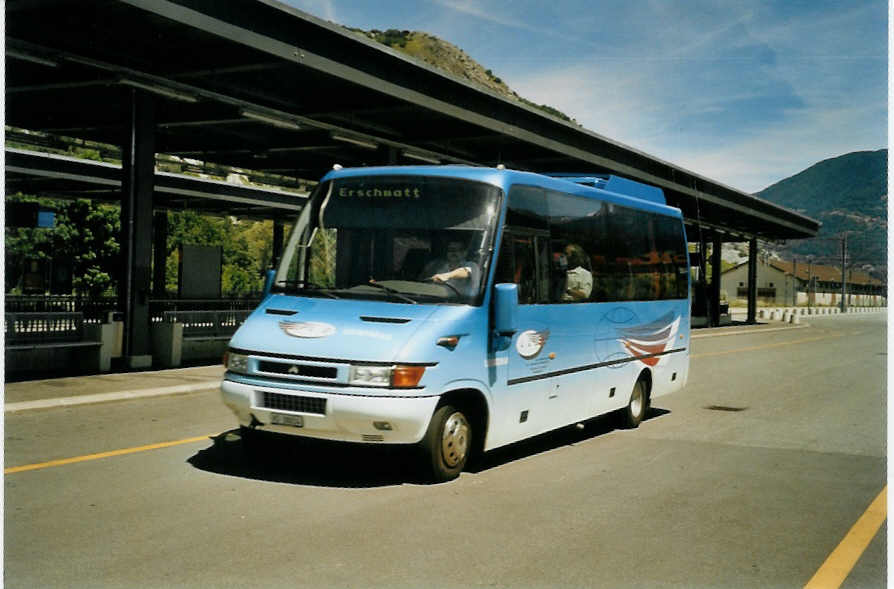 (095'714) - LLB Susten - Nr. 14/VS 38'014 - Iveco/Auw�rter am 23. Juni 2007 beim Bahnhof Leuk