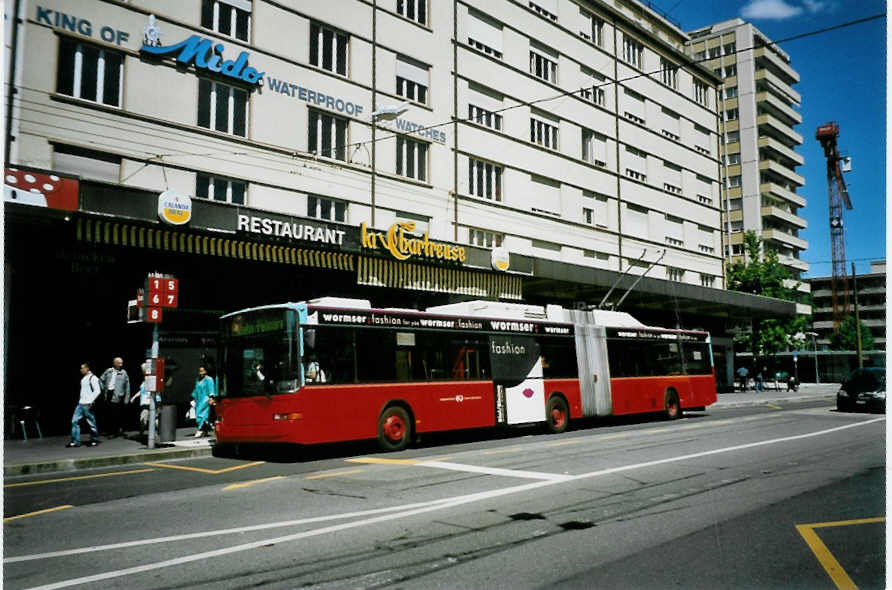 (095'934) - VB Biel - Nr. 83 - NAW/Hess Gelenktrolleybus am 7. Juli 2007 beim Bahnhof Biel