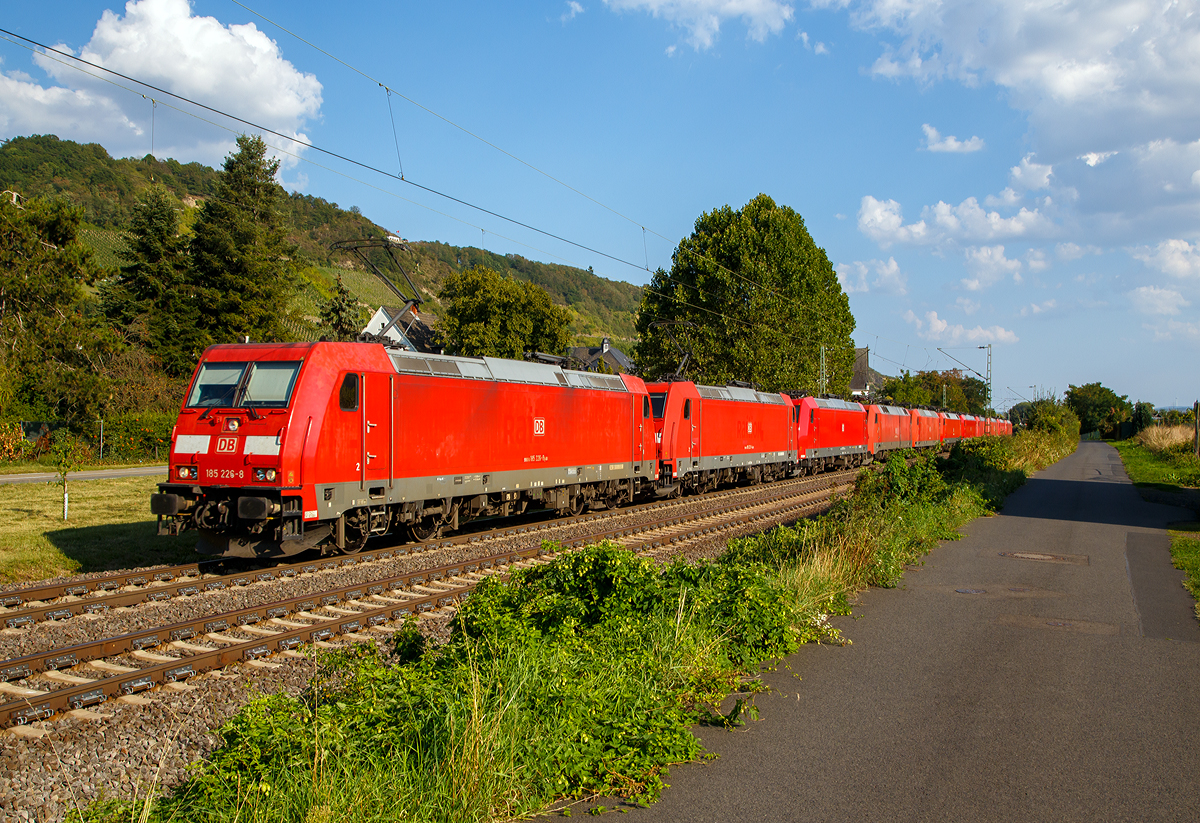 
10 auf einen Streich....oder ein sehr langer Lokzug der DB Cargo Deutschland AG.....

Von der 185 226-6 und 185 233-4 werden 8 weitere Loks, und zwar die 185 060-1, 152 142-6, 145 068-3, 152 057-6, 185 057-7, 185 310-0, 185 078-3, 185 351-4 und 185 168-2 am 31.08.2019 durch Leutesdorf (Rhein) in Richtung Norden gezogen.