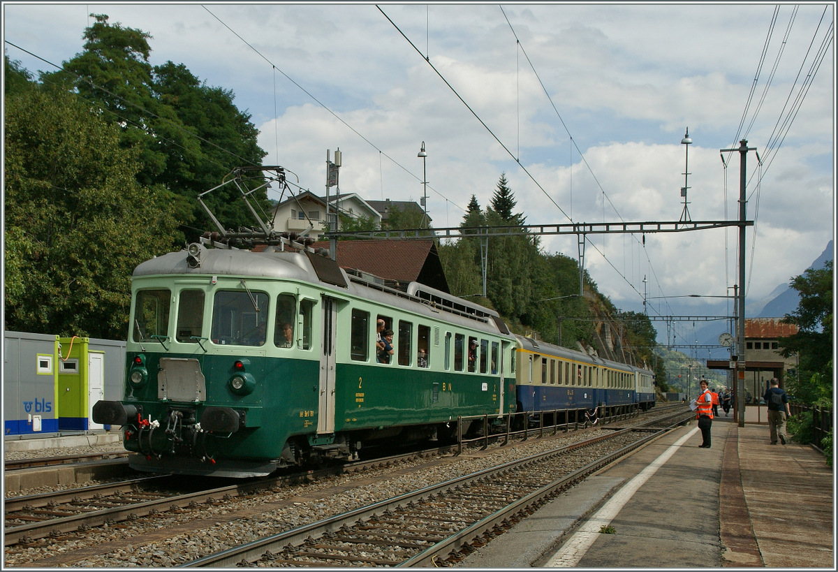 100 Jahre BLS: Der Be 4/4  Wellensitich  mit einem Pendelzug beim Halt in Ausserberg.
7. Sept. 2013