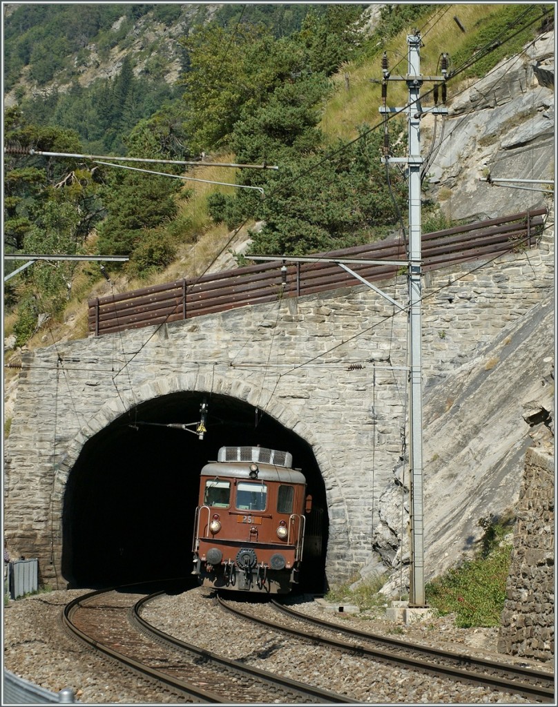 100 Jahre BLS: Die Ae 4/4 2512 verl�sst den Schluchitunnel. 
7. Sept. 2013
