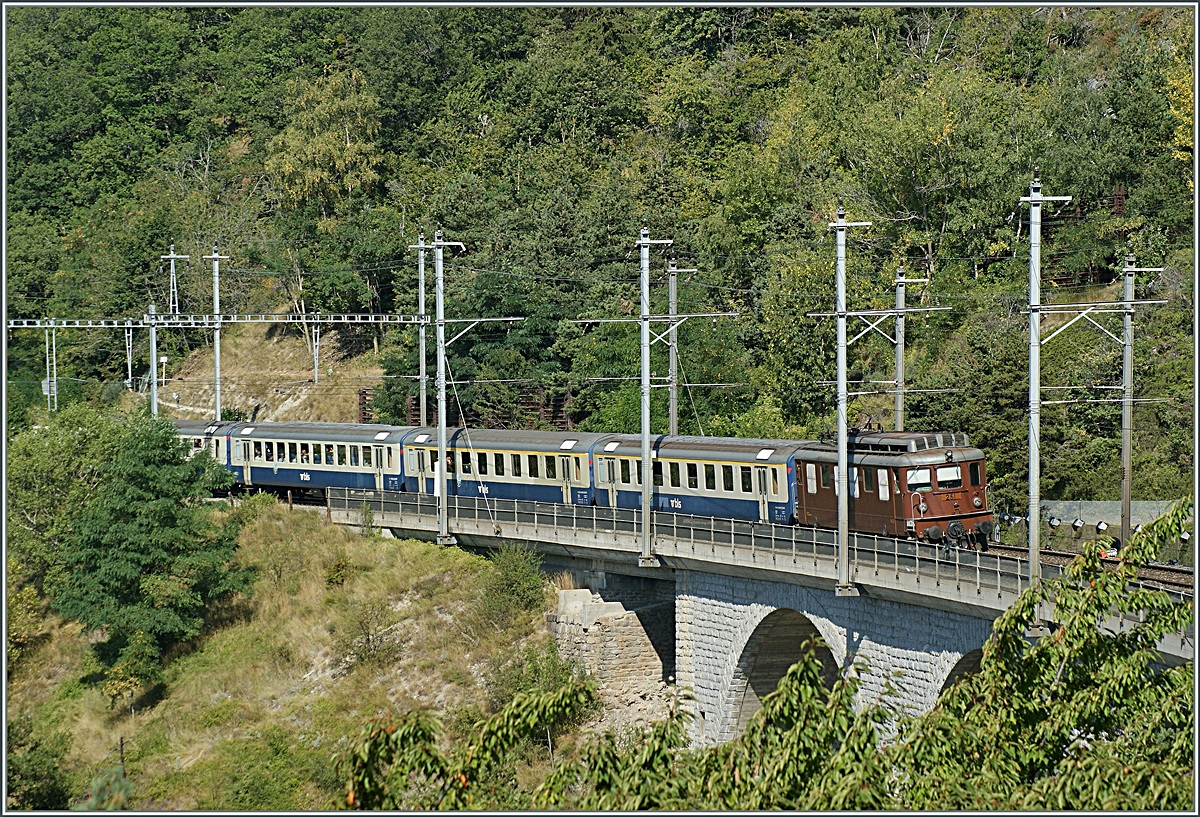100 Jahre BLS: Die BLS Ae 4/4 mit ihrem Pendelzug auf dem Lugelkinn Viadukt. 
7. Sept. 2013