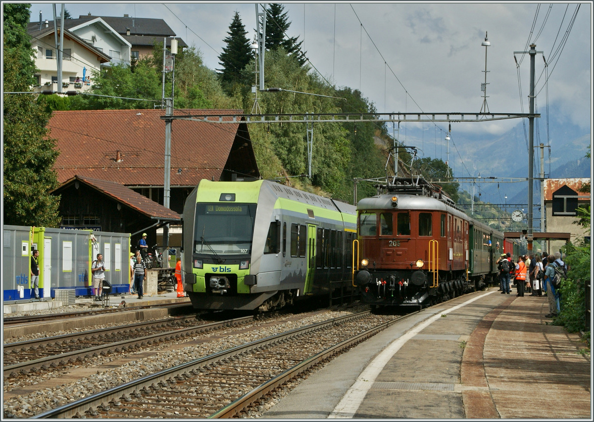 100 Jahre BLS: F�r mich ganz klar die sch�nte Lok des Festes war die Ae 6/8 205, die hier in Ausserberg einem  L�tschberger  begegnet. 
7. Sept. 2013