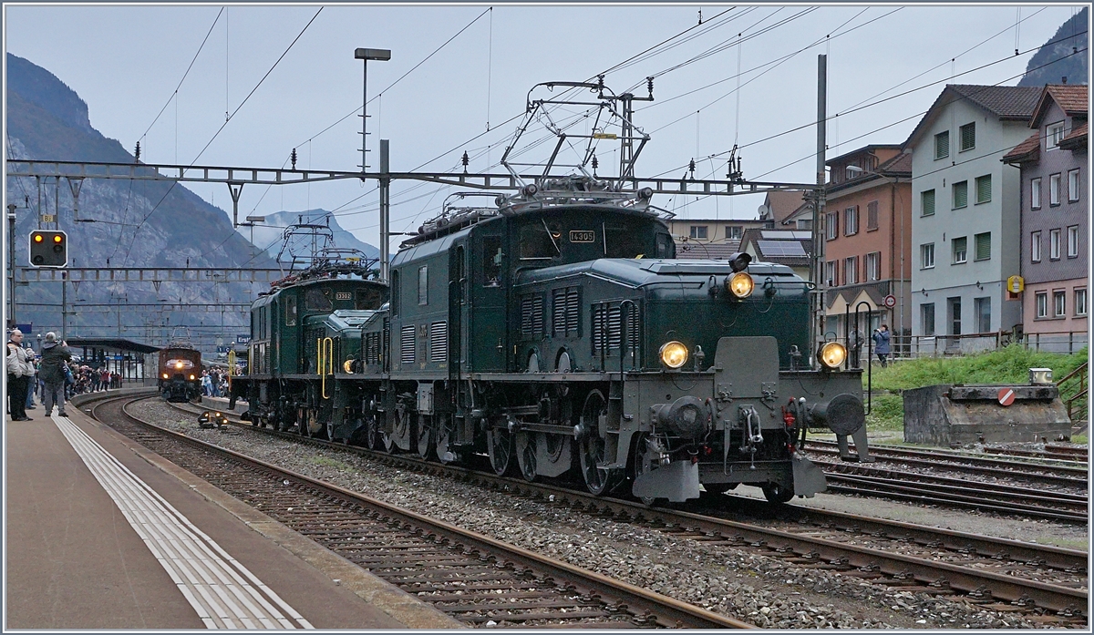 100 Jahre Krokodil: Die beiden grünen Krokodile, die SBB Historic Ce 6/8 III 14305 (91 85 4601 305-6) und die bei der SOB eingestellte Be 6/8 III 13302 (91 85 4601 302-3) haben das Depot verlasen und sind nun auf der Rangierfahrt zur Ce 6/8 II mit ihrem langen Extrazug, welcher mittlerweile auf Gleis 1 aufgestellt wurde. 

19. Okt. 2019 