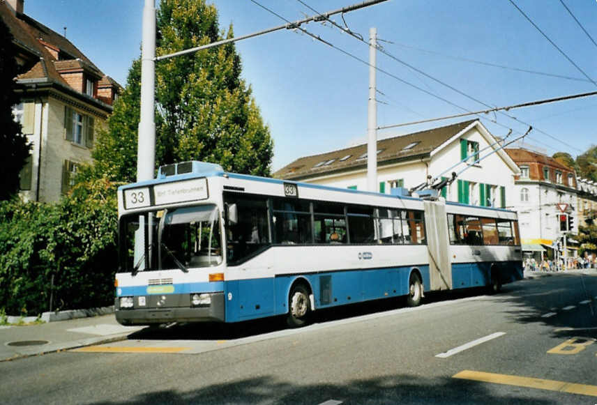 (100'118) - VBZ Zrich - Nr. 9 - Mercedes Gelenktrolleybus am 5. Oktober 2007 in Zrich, Klusplatz