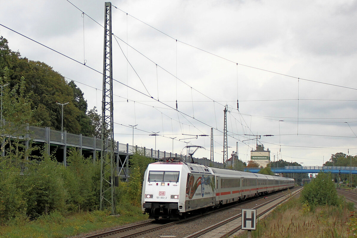 101 003-2 kommt aus Hamburg angerauscht. Tostedt, 02.10.2021