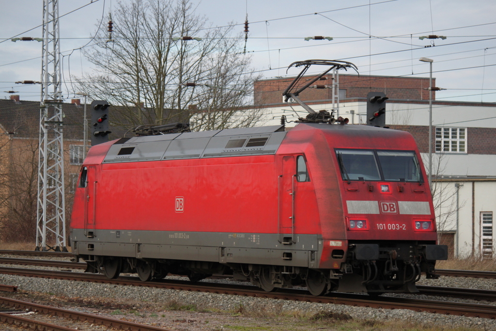 101 003-2 musste am 04.01.2015 im Rostocker Hbf vor einem Hp0 Signal warten.