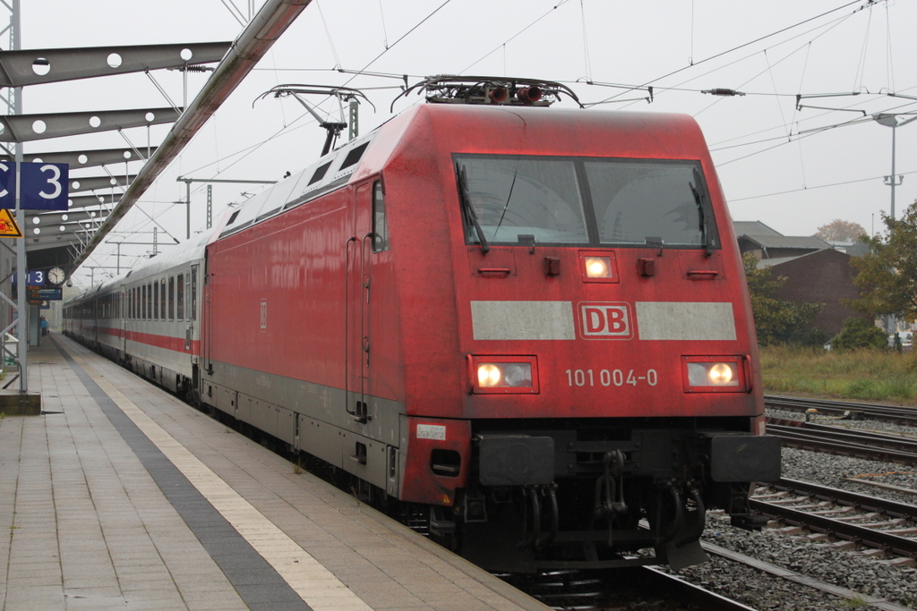 101 004-0 mit IC 2373(Stralsund-Karlsruhe)bei der Ausfahrt im Rostocker Hbf.17.10.2015
