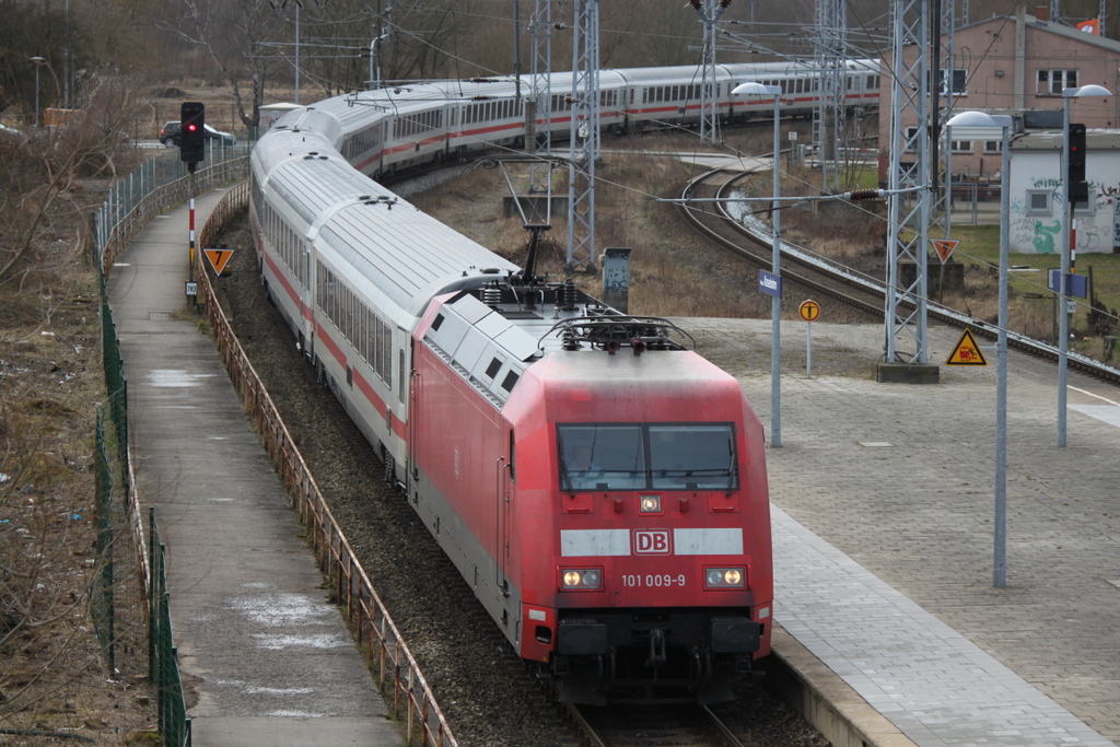 101 009-9 mit IC2212(Koblenz-Binz)bei der Durchfahrt am 10.03.2017 im Haltepunkt Rostock-Kassebohm.
