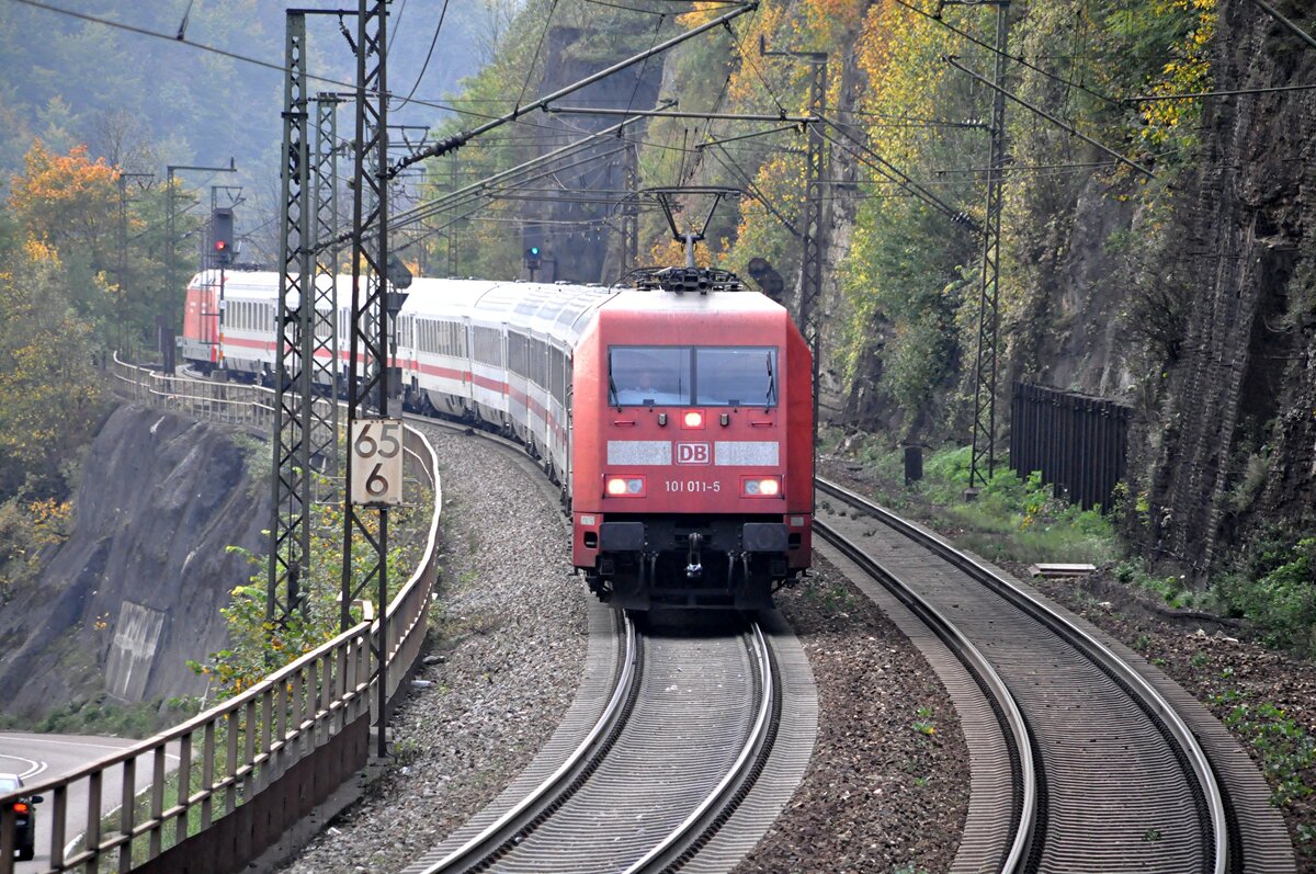 101 011-5 und 101 066-9 schiebend in festem Verband auf der Geislinger Steige am 06.10.2010.