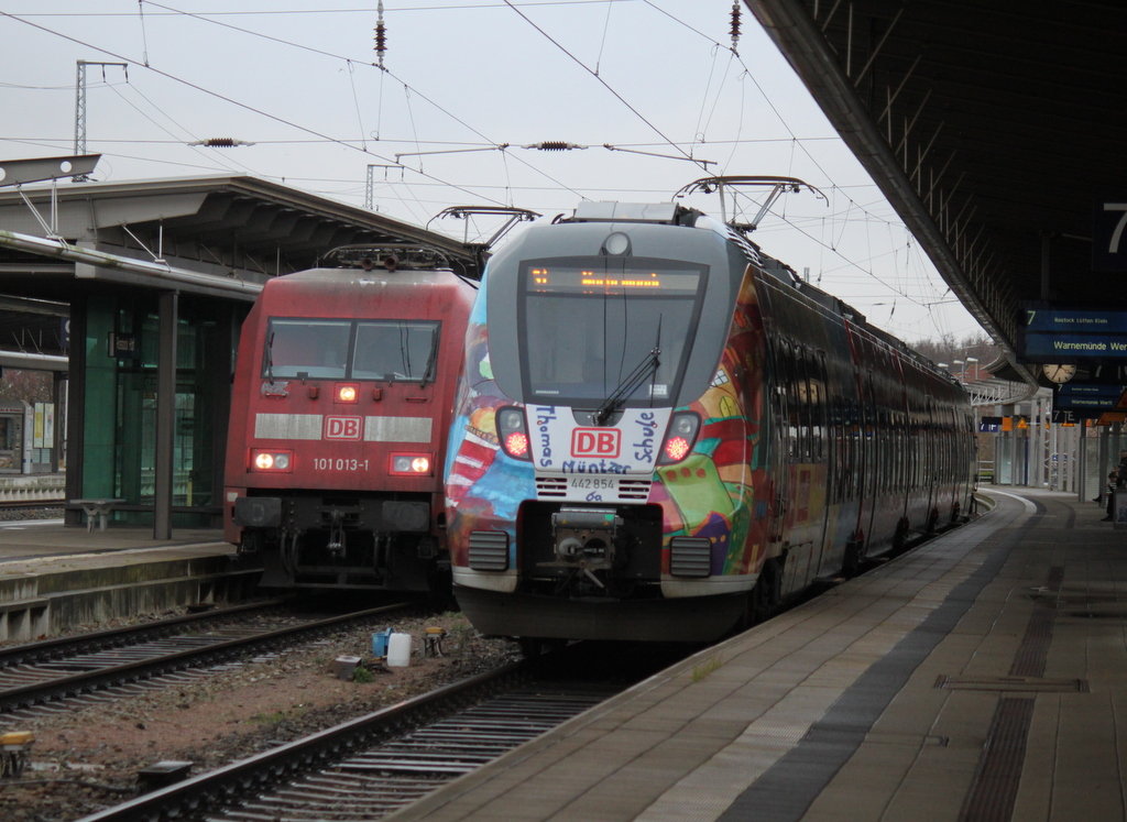 101 013-1 und 442 854 trafen sich am 20.11.2015 im Rostocker Hbf
