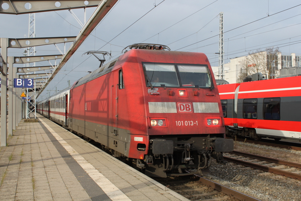 101 013-1 mit IC 2213(Binz-Stuttgart)kurz vor der Ausfahrt im Rostocker Hbf.13.11.2015
