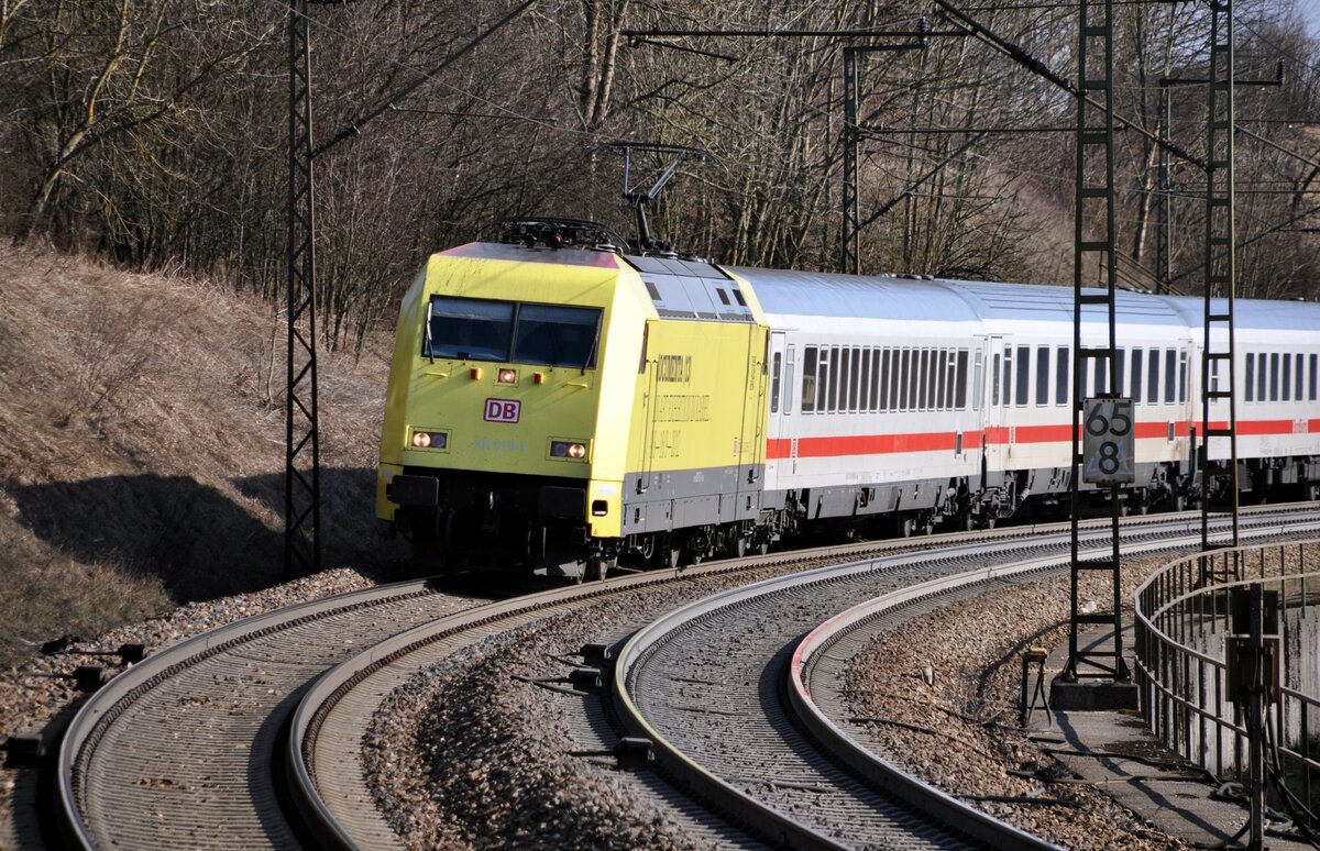 101 013-1 mit Werbung für die  Dokumenta (13)  auf der Geislinger Steige am 20.03.2012.