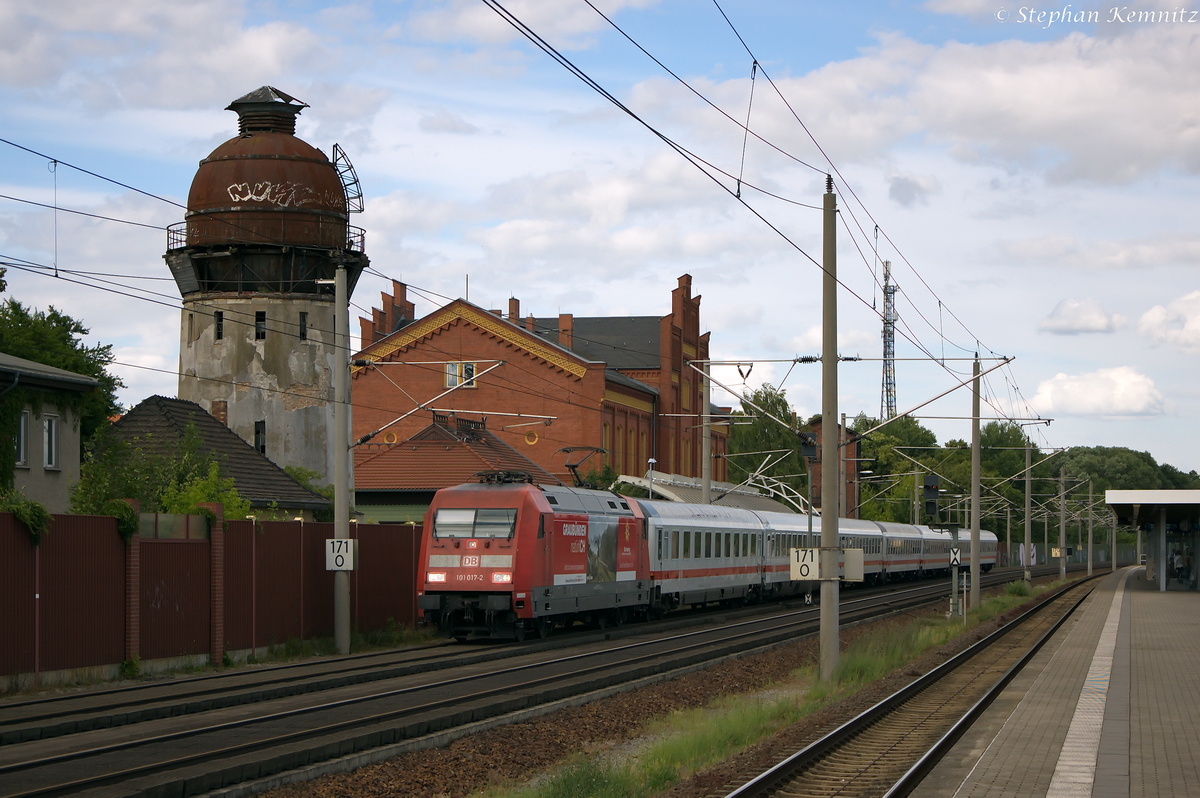 101 017-2  Graubünden natürliCH  mit dem IC 1925 von Berlin Südkreuz nach Köln Hbf, bei der Durchfahrt in Rathenow. 22.06.2014