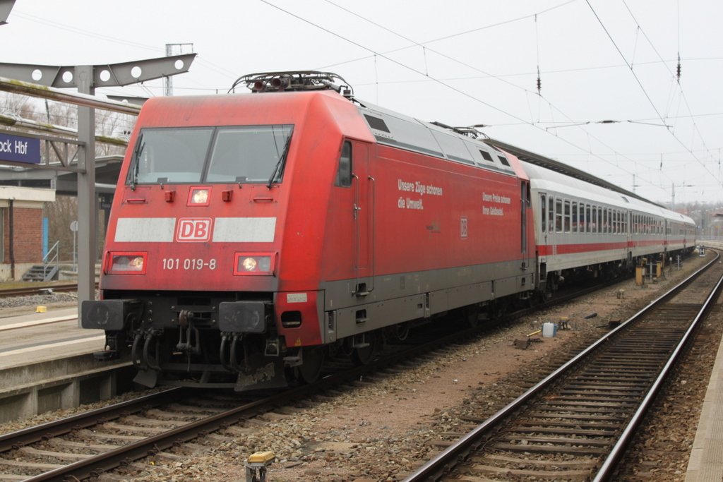 101 019-8 mit IC2238(Leipzig-Rostock)kurz nach der Ankunft im Rostocker Hbf.04.03.2016