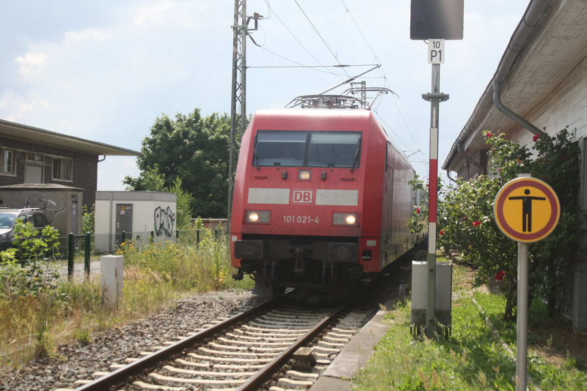 101 021 bei der Durchfahrt im Bahnhof Altef�hr (R�gen) am 27.7.21
