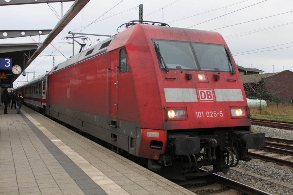 101 025-5 mit IC 2373(Stralsund-Karlsruhe)kurz nach der Ankunft im Rostocker Hbf.28.12.2015