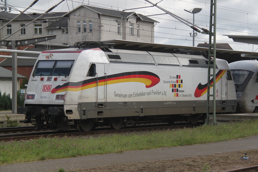 101 027-1  25 Jahre Deutsche Einheit mit IC 2213 (Binz-Stuttgart)kurz vor der Ausfahrt im Rostocker Hbf.06.09.2015