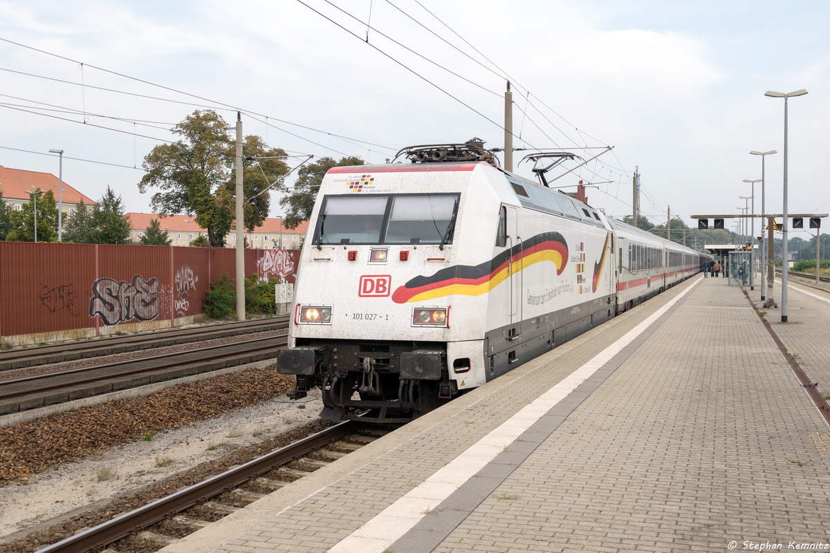 101 027-1  25 Jahre Deutsche Einheit  mit dem IC 142 von Berlin Südkreuz nach Schiphol (Airport), bei der Einfahrt in Rathenow. 04.10.2015