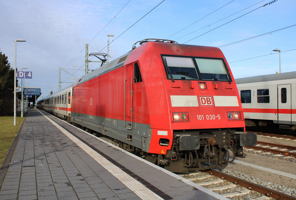 101 030-5 mit IC 2919(Warnemünde-Dresden)kurz vor der Ausfahrt in Warnemünde.22.01.2022