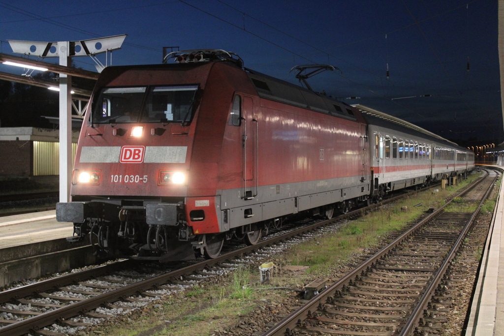 101 030-5 mit IC-Ersatzzug am Abend des 29.10.2021 im Rostocker Hbf.