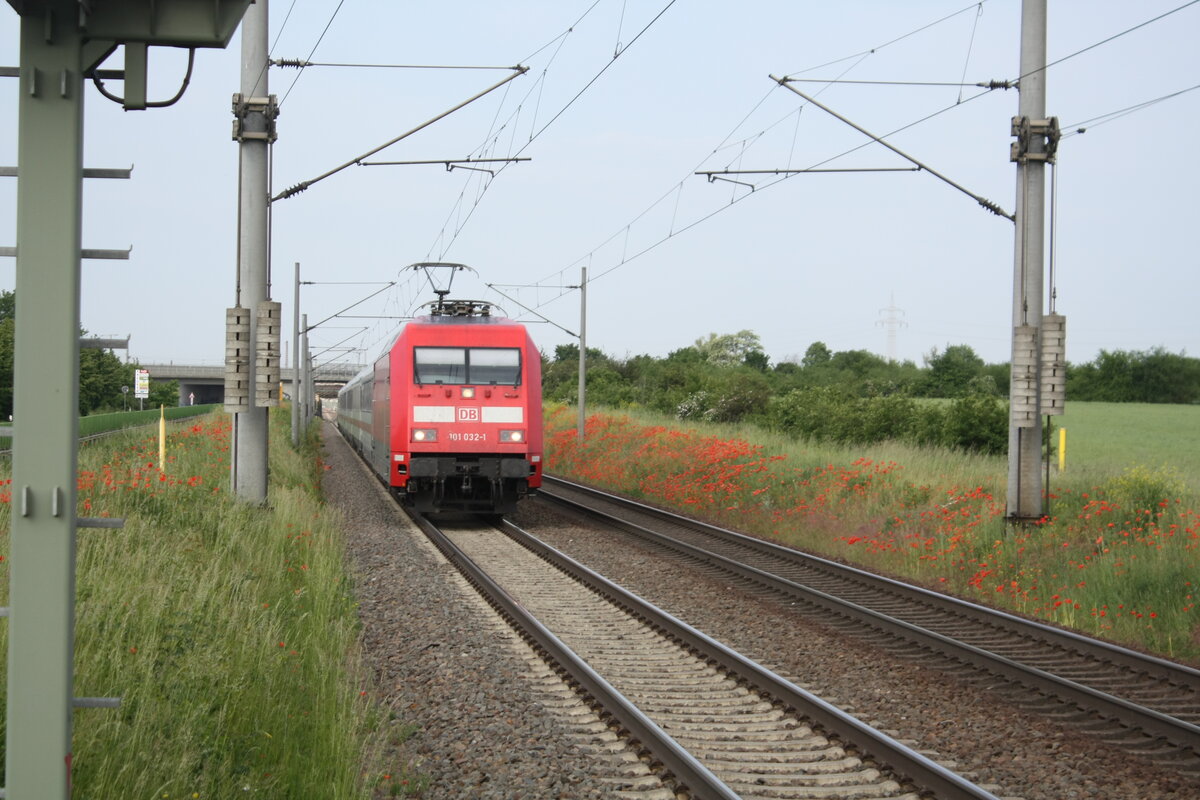 101 032 mit einem InterCity bei der Durchfahrt in Z�beritz am 9.6.21